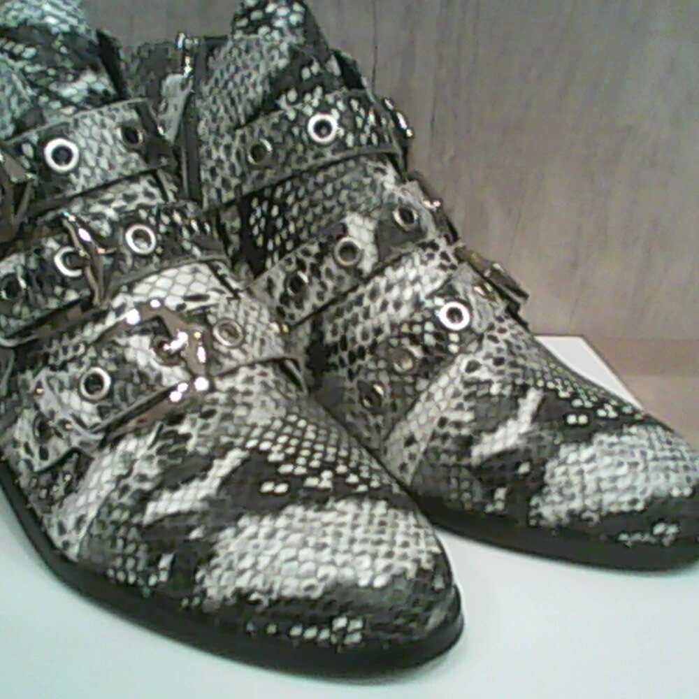 SOLSANA BOOTS BOOTIES WALKING SHOES FLATS WHITE SNAKE EMBOSSED LEATHER US 6 E 36